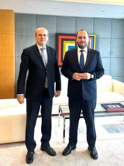 &Sigma;&upsilon;&nu;ά&nu;&tau;&eta;&sigma;&eta; &Lambda;ά&kappa;&eta; &Beta;&alpha;&sigma;&iota;&lambda;&epsilon;&iota;ά&delta;&eta; &mu;&epsilon; &tau;&omicron;&nu; &Alpha;&nu;&tau;&iota;&pi;&rho;ό&epsilon;&delta;&rho;&omicron; &tau;&eta;&sigmaf; &Kappa;&upsilon;&beta;έ&rho;&nu;&eta;&sigma;&eta;&sigmaf;: &Pi;&alpha;&gamma;&epsilon;&tau;ό&sigmaf; 2025, &Omicron;&delta;&iota;&kappa;ό&sigmaf; Ά&xi;&omicron;&nu;&alpha;&sigmaf; &Theta;&epsilon;&sigma;&sigma;&alpha;&lambda;&omicron;&nu;ί&kappa;&eta;&sigmaf; &ndash; Έ&delta;&epsilon;&sigma;&sigma;&alpha;&sigmaf;, &Delta;&eta;&mu;&omicron;&gamma;&rho;&alpha;&phi;&iota;&kappa;ό