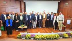 &Sigma;&upsilon;&mu;&mu;&epsilon;&tau;&omicron;&chi;ή &tau;&omicron;&upsilon; &Delta;ή&mu;&omicron;&upsilon; &Beta;έ&rho;&omicron;&iota;&alpha;&sigmaf; &sigma;&tau;&eta; &Gamma;&epsilon;&nu;&iota;&kappa;ή &Sigma;&upsilon;&nu;έ&lambda;&epsilon;&upsilon;&sigma;&eta; &kappa;&alpha;&iota; &sigma;&tau;&omicron; &Sigma;&upsilon;&nu;έ&delta;&rho;&iota;&omicron; &tau;&omicron;&upsilon;  &Delta;&iota;&kappa;&tau;ύ&omicron;&upsilon; &Pi;ό&lambda;&epsilon;&omega;&nu; &mu;&epsilon; &Lambda;ί&mu;&nu;&epsilon;&sigmaf;