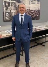 &Omicron; &mu;&iota;&sigma;ό&sigmaf; &Beta;&omicron;&upsilon;&lambda;&epsilon;&upsilon;&tau;&iota;&kappa;ό&sigmaf; &mu;&iota;&sigma;&theta;ό&sigmaf; &tau;&omega;&nu; 2 &epsilon;&pi;ό&mu;&epsilon;&nu;&omega;&nu; &mu;&eta;&nu;ώ&nu; &tau;&omicron;&upsilon; &Lambda;ά&zeta;&alpha;&rho;&omicron;&upsilon; &Tau;&sigma;&alpha;&beta;&delta;&alpha;&rho;ί&delta;&eta; &sigma;&tau;&eta; &mu;ά&chi;&eta; &epsilon;&nu;ά&nu;&tau;&iota;&alpha; &sigma;&tau;&omicron;&nu; &kappa;&omicron;&rho;&omicron;&nu;&omicron;ϊό!