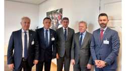 &Delta;&eta;&lambda;ώ&sigma;&epsilon;&iota;&sigmaf; &Upsilon;&pi;&Alpha;&Alpha;&Tau; &mu;&epsilon;&tau;ά &tau;&eta; &sigma;&upsilon;&nu;ά&nu;&tau;&eta;&sigma;ή &tau;&omicron;&upsilon; &mu;&epsilon; &tau;&omicron;&nu; &Epsilon;&pi;ί&tau;&rho;&omicron;&pi;&omicron; &Gamma;&iota;ά&nu;&nu;&omicron;&upsilon;&sigmaf; &Beta;ό&iota;&tau;&sigma;&epsilon;&sigma;&chi;ό&phi;&sigma;&kappa;&iota;, &gamma;&iota;&alpha; &tau;&omicron;&nu; &Omicron;&Pi;&Epsilon;&Kappa;&Epsilon;&Pi;&Epsilon;