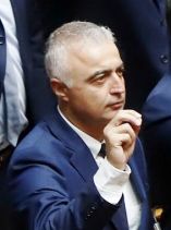 &Lambda;ά&zeta;&alpha;&rho;&omicron;&sigmaf; &Tau;&sigma;&alpha;&beta;&delta;&alpha;&rho;ί&delta;&eta;&sigmaf;: "H &sigma;&upsilon;&mu;&mu;&epsilon;&tau;&omicron;&chi;ή &mu;&omicron;&upsilon; &sigma;&epsilon; &delta;ύ&omicron; &nu;έ&epsilon;&sigmaf; &Epsilon;&iota;&delta;&iota;&kappa;έ&sigmaf; &Delta;&iota;&alpha;&rho;&kappa;&epsilon;ί&sigmaf; &Epsilon;&pi;&iota;&tau;&rho;&omicron;&pi;έ&sigmaf; έ&rho;&chi;&epsilon;&tau;&alpha;&iota; &nu;&alpha; &mu;&epsilon;&gamma;&epsilon;&theta;ύ&nu;&epsilon;&iota; &tau;&eta;&nu; &epsilon;&upsilon;&theta;ύ&nu;&eta; "