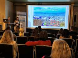 &Eta; &Pi;&epsilon;&rho;&iota;&phi;έ&rho;&epsilon;&iota;&alpha; &Kappa;&epsilon;&nu;&tau;&rho;&iota;&kappa;ή&sigmaf; &Mu;&alpha;&kappa;&epsilon;&delta;&omicron;&nu;ί&alpha;&sigmaf; &epsilon;&nu;&iota;&sigma;&chi;ύ&epsilon;&iota; &tau;&eta;&nu; &pi;&alpha;&rho;&omicron;&upsilon;&sigma;ί&alpha; &tau;&eta;&sigmaf; &sigma;&tau;&eta; &sigma;&kappa;&alpha;&nu;&delta;&iota;&nu;&alpha;&beta;&iota;&kappa;ή &kappa;&alpha;&iota; &sigma;&tau;&eta; &gamma;&epsilon;&rho;&mu;&alpha;&nu;&iota;&kappa;ή &tau;&omicron;&upsilon;&rho;&iota;&sigma;&tau;&iota;&kappa;ή &alpha;&gamma;&omicron;&rho;ά