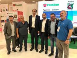 &Sigma;&tau;&eta;&nu; έ&kappa;&theta;&epsilon;&sigma;&eta; Freskon &omicron; &Lambda;ά&kappa;&eta;&sigmaf; &Beta;&alpha;&sigma;&iota;&lambda;&epsilon;&iota;ά&delta;&eta;&sigmaf;, &delta;ί&pi;&lambda;&alpha; &sigma;&tau;&omicron;&upsilon;&sigmaf; &epsilon;&kappa;&pi;&rho;&omicron;&sigma;ώ&pi;&omicron;&upsilon;&sigmaf; &tau;&eta;&sigmaf; &Pi;έ&lambda;&lambda;&alpha;&sigmaf;
