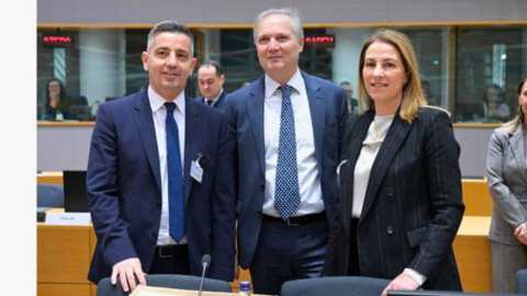 &Beta;&rho;&upsilon;&xi;έ&lambda;&lambda;&epsilon;&sigmaf;: &Pi;&rho;&omicron;&tau;&epsilon;&rho;&alpha;&iota;ό&tau;&eta;&tau;&alpha; &gamma;&iota;&alpha; &tau;&eta;&nu; &Epsilon;&lambda;&lambda;ά&delta;&alpha; &eta; &epsilon;&nu;ί&sigma;&chi;&upsilon;&sigma;&eta; &kappa;&alpha;&iota; &omicron; &kappa;&alpha;&lambda;ύ&tau;&epsilon;&rho;&omicron;&sigmaf; &sigma;&upsilon;&nu;&tau;&omicron;&nu;&iota;&sigma;&mu;ό&sigmaf; &tau;&omega;&nu; &epsilon;&lambda;έ&gamma;&chi;&omega;&nu; &sigma;&tau;&alpha; &epsilon;&iota;&sigma;&alpha;&gamma;ό&mu;&epsilon;&nu;&alpha; &alpha;&gamma;&rho;&omicron;&delta;&iota;&alpha;&tau;&rho;&omicron;&phi;&iota;&kappa;ά &pi;&rho;&omicron;ϊό&nu;&tau;&alpha;