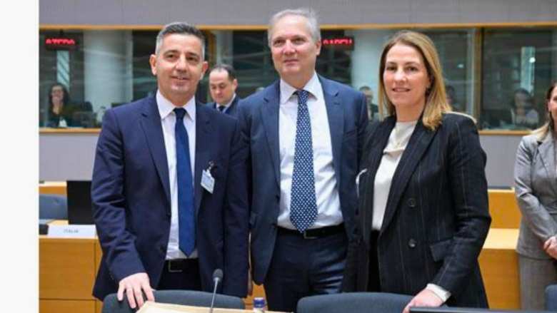 &Beta;&rho;&upsilon;&xi;έ&lambda;&lambda;&epsilon;&sigmaf;: &Pi;&rho;&omicron;&tau;&epsilon;&rho;&alpha;&iota;ό&tau;&eta;&tau;&alpha; &gamma;&iota;&alpha; &tau;&eta;&nu; &Epsilon;&lambda;&lambda;ά&delta;&alpha; &eta; &epsilon;&nu;ί&sigma;&chi;&upsilon;&sigma;&eta; &kappa;&alpha;&iota; &omicron; &kappa;&alpha;&lambda;ύ&tau;&epsilon;&rho;&omicron;&sigmaf; &sigma;&upsilon;&nu;&tau;&omicron;&nu;&iota;&sigma;&mu;ό&sigmaf; &tau;&omega;&nu; &epsilon;&lambda;έ&gamma;&chi;&omega;&nu; &sigma;&tau;&alpha; &epsilon;&iota;&sigma;&alpha;&gamma;ό&mu;&epsilon;&nu;&alpha; &alpha;&gamma;&rho;&omicron;&delta;&iota;&alpha;&tau;&rho;&omicron;&phi;&iota;&kappa;ά &pi;&rho;&omicron;ϊό&nu;&tau;&alpha;