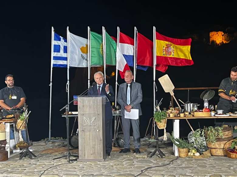 &Gamma;&iota;ά&nu;&nu;&eta;&sigmaf; &Alpha;&nu;&delta;&rho;&iota;&alpha;&nu;ό&sigmaf;: &Eta; &Mu;&epsilon;&sigma;&omicron;&gamma;&epsilon;&iota;&alpha;&kappa;ή &Delta;&iota;&alpha;&tau;&rho;&omicron;&phi;ή, &zeta;&omega;&nu;&tau;&alpha;&nu;ή &pi;&omicron;&lambda;&iota;&tau;&iota;&sigma;&tau;&iota;&kappa;ή &kappa;&lambda;&eta;&rho;&omicron;&nu;&omicron;&mu;&iota;ά &kappa;&alpha;&iota; &sigma;&eta;&mu;&alpha;&nu;&tau;&iota;&kappa;ή &alpha;&nu;&alpha;&pi;&tau;&upsilon;&xi;&iota;&alpha;&kappa;ή &delta;&upsilon;&nu;&alpha;&tau;ό&tau;&eta;&tau;&alpha; &gamma;&iota;&alpha; &tau;&eta;&nu; &epsilon;&lambda;&lambda;&eta;&nu;&iota;&kappa;ή &pi;&epsilon;&rho;&iota;&phi;έ&rho;&epsilon;&iota;&alpha;