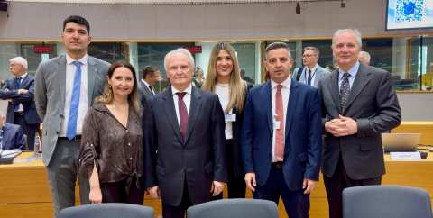 &Gamma;&iota;ά&nu;&nu;&eta;&sigmaf; &Alpha;&nu;&delta;&rho;&iota;&alpha;&nu;ό&sigmaf;: &Eta; &Epsilon;&lambda;&lambda;ά&delta;&alpha; &sigma;&tau;&eta;&rho;ί&zeta;&epsilon;&iota; &tau;&omicron;&nu; &pi;&rho;&omicron;&sigma;&alpha;&nu;&alpha;&tau;&omicron;&lambda;&iota;&sigma;&mu;ό &tau;&eta;&sigmaf; &Epsilon;&Epsilon; &gamma;&iota;&alpha; &epsilon;&nu;&epsilon;&rho;&gamma;ή &sigma;&tau;ή&rho;&iota;&xi;&eta; &tau;&omega;&nu; &pi;&alpha;&rho;&alpha;&gamma;&omega;&gamma;ώ&nu; &kappa;&alpha;&iota; &tau;&eta;&nu; &alpha;&nu;&theta;&epsilon;&kappa;&tau;&iota;&kappa;ό&tau;&eta;&tau;&alpha; &tau;&eta;&sigmaf; &epsilon;&upsilon;&rho;&omega;&pi;&alpha;ϊ&kappa;ή&sigmaf; &gamma;&epsilon;&omega;&rho;&gamma;ί&alpha;&sigmaf;