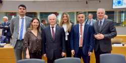 &Gamma;&iota;ά&nu;&nu;&eta;&sigmaf; &Alpha;&nu;&delta;&rho;&iota;&alpha;&nu;ό&sigmaf;: &Eta; &Epsilon;&lambda;&lambda;ά&delta;&alpha; &sigma;&tau;&eta;&rho;ί&zeta;&epsilon;&iota; &tau;&omicron;&nu; &pi;&rho;&omicron;&sigma;&alpha;&nu;&alpha;&tau;&omicron;&lambda;&iota;&sigma;&mu;ό &tau;&eta;&sigmaf; &Epsilon;&Epsilon; &gamma;&iota;&alpha; &epsilon;&nu;&epsilon;&rho;&gamma;ή &sigma;&tau;ή&rho;&iota;&xi;&eta; &tau;&omega;&nu; &pi;&alpha;&rho;&alpha;&gamma;&omega;&gamma;ώ&nu; &kappa;&alpha;&iota; &tau;&eta;&nu; &alpha;&nu;&theta;&epsilon;&kappa;&tau;&iota;&kappa;ό&tau;&eta;&tau;&alpha; &tau;&eta;&sigmaf; &epsilon;&upsilon;&rho;&omega;&pi;&alpha;ϊ&kappa;ή&sigmaf; &gamma;&epsilon;&omega;&rho;&gamma;ί&alpha;&sigmaf;