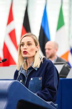 &Epsilon;&lambda;&epsilon;&omicron;&nu;ώ&rho;&alpha; &Mu;&epsilon;&lambda;έ&tau;&eta;: &Alpha;&nu;&alpha;&gamma;&kappa;&alpha;ί&alpha; &eta; &sigma;&upsilon;&mu;&mu;ό&rho;&phi;&omega;&sigma;&eta; &tau;&omega;&nu; &pi;&lambda;&alpha;&tau;&phi;&omicron;&rho;&mu;ώ&nu; &gamma;&iota;&alpha; &tau;&eta;&nu; &pi;&rho;&omicron;&sigma;&tau;&alpha;&sigma;ί&alpha; &tau;&eta;&sigmaf; &delta;&eta;&mu;&omicron;&kappa;&rho;&alpha;&tau;ί&alpha;&sigmaf; &kappa;&alpha;&iota; &tau;&omega;&nu; &psi;&eta;&phi;&iota;&alpha;&kappa;ώ&nu; &delta;&iota;&kappa;&alpha;&iota;&omega;&mu;ά&tau;&omega;&nu;