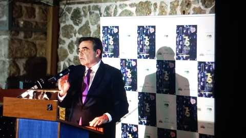 &Mu;. &Sigma;&chi;&omicron;&iota;&nu;ά&sigmaf;: &laquo;&Pi;&alpha;&lambda;&iota;ά &kappa;&alpha;&iota; &beta;&alpha;&theta;&iota;ά &eta; &sigma;&chi;έ&sigma;&eta; &tau;&omega;&nu; &Epsilon;&lambda;&lambda;ή&nu;&omega;&nu; &mu;&epsilon; &tau;&omicron;&nu; &omicron;ί&nu;&omicron; - &Tau;&omicron;  &epsilon;&lambda;&lambda;&eta;&nu;&iota;&kappa;ό &kappa;&rho;&alpha;&sigma;ί &pi;&rho;&epsilon;&sigma;&beta;&epsilon;&upsilon;&tau;ή&sigmaf; &tau;&eta;&sigmaf; &chi;ώ&rho;&alpha;&sigmaf; &mu;&alpha;&sigmaf;&raquo;