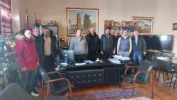 &Sigma;&upsilon;&nu;ά&nu;&tau;&eta;&sigma;&eta; &Delta;&eta;&mu;ά&rho;&chi;&omicron;&upsilon; &mu;&epsilon; &tau;&omicron;&nu; &Alpha;&gamma;&rho;&omicron;&tau;&iota;&kappa;ό &Sigma;ύ&lambda;&lambda;&omicron;&gamma;&omicron; &Gamma;&epsilon;&omega;&rho;&gamma;ώ&nu; &Beta;&epsilon;&rho;&omicron;ί&alpha;&sigmaf;