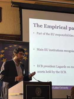 &Eta; &Delta;&eta;&mu;&omicron;&kappa;&rho;&alpha;&tau;ί&alpha; &kappa;&iota;&nu;&delta;&upsilon;&nu;&epsilon;ύ&epsilon;&iota; &sigma;&tau;&omicron;&nu; &tau;ό&pi;&omicron; &pi;&omicron;&upsilon; &gamma;&epsilon;&nu;&nu;ή&theta;&eta;&kappa;&epsilon; - Ά&rho;&theta;&rho;&omicron; &tau;&omicron;&upsilon;  &Lambda;&epsilon;&upsilon;&tau;έ&rho;&eta; &Kappa;&alpha;&rho;&chi;&iota;&mu;ά&kappa;&eta;