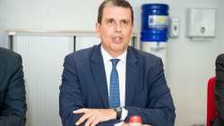&Delta;ό&theta;&eta;&kappa;&epsilon; &eta; &pi;&rho;ώ&tau;&eta; ά&delta;&epsilon;&iota;&alpha; &delta;&iota;&alpha;&mu;&omicron;&nu;ή&sigmaf; &sigma;&epsilon; &mu;&epsilon;&tau;&alpha;&nu;ά&sigma;&tau;&eta; &mu;&epsilon; &tau;&rho;ί&alpha; &chi;&rho;ό&nu;&iota;&alpha; &epsilon;&rho;&gamma;&alpha;&sigma;ί&alpha;&sigmaf; &sigma;&tau;&eta; &chi;ώ&rho;&alpha; &mu;&alpha;&sigmaf;