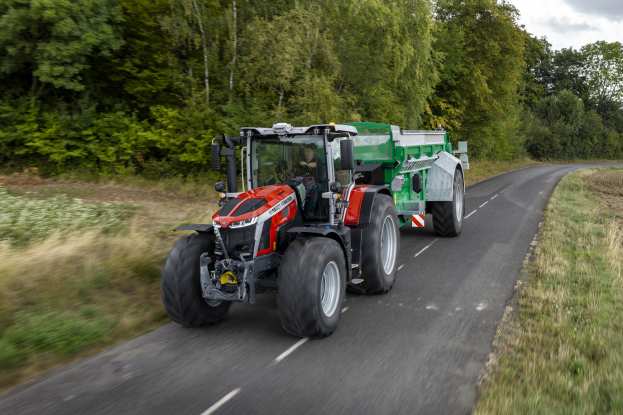 &Eta; Massey Ferguson &pi;&alpha;&rho;&omicron;&upsilon;&sigma;&iota;ά&zeta;&epsilon;&iota; &tau;&eta; &nu;έ&alpha; &sigma;&epsilon;&iota;&rho;ά MF 7S  MARK 2