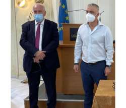 &Delta;ή&lambda;&omega;&sigma;&eta; &Lambda;. &Tau;&sigma;&alpha;&beta;&delta;&alpha;&rho;ί&delta;&eta; &gamma;&iota;&alpha; &tau;&omicron;&nu; &theta;ά&nu;&alpha;&tau;&omicron; &tau;&omicron;&upsilon; &pi;&rho;&omicron;έ&delta;&rho;&omicron;&upsilon; &tau;&omicron;&upsilon; &delta;&iota;&kappa;&eta;&gamma;&omicron;&rho;&iota;&kappa;&omicron;ύ &sigma;&upsilon;&lambda;&lambda;ό&gamma;&omicron;&upsilon; &Beta;έ&rho;&omicron;&iota;&alpha;&sigmaf; &Phi;ώ&tau;&eta; &Kappa;&alpha;&rho;&alpha;&beta;&alpha;&sigma;ί&lambda;&eta;