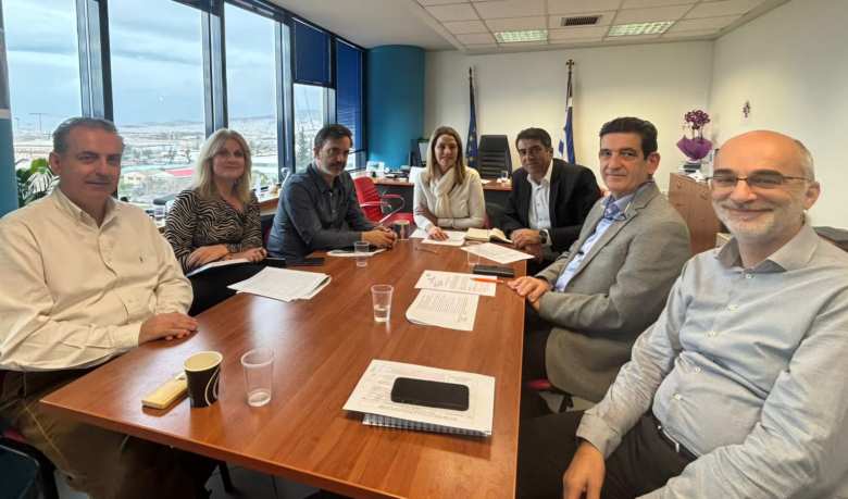 &Sigma;&upsilon;&nu;ά&nu;&tau;&eta;&sigma;&eta; &Upsilon;&Pi;&Alpha;&Alpha;&Tau; &mu;&epsilon; &tau;&eta;&nu; &Epsilon;&Theta;&Epsilon;&Alpha;&Sigma; &sigma;&tau;&omicron; &pi;&lambda;&alpha;ί&sigma;&iota;&omicron; &tau;&omicron;&upsilon; &theta;&epsilon;&sigma;&mu;&iota;&kappa;&omicron;ύ &delta;&iota;&alpha;&lambda;ό&gamma;&omicron;&upsilon; &gamma;&iota;&alpha; &tau;&alpha; &Sigma;&chi;έ&delta;&iota;&alpha; &Beta;&epsilon;&lambda;&tau;ί&omega;&sigma;&eta;&sigmaf;