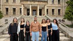 &Mu;&epsilon; &upsilon;&pi;&omicron;&tau;&rho;&omicron;&phi;ί&alpha; &sigma;&epsilon; &pi;&alpha;&nu;&epsilon;&pi;&iota;&sigma;&tau;ή&mu;&iota;&alpha; &tau;&omega;&nu; &Eta;.&Pi;.&Alpha;., &mu;&alpha;&theta;&eta;&tau;έ&sigmaf; &tau;&eta;&sigmaf; &Alpha;&mu;&epsilon;&rho;&iota;&kappa;&alpha;&nu;&iota;&kappa;ή&sigmaf; &Gamma;&epsilon;&omega;&rho;&gamma;&iota;&kappa;ή&sigmaf; &Sigma;&chi;&omicron;&lambda;ή&sigmaf;