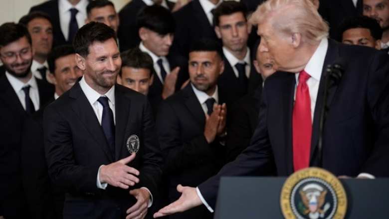 &Alpha;&mu;&epsilon;&rho;&iota;&kappa;ή: Έ&nu;&tau;&omicron;&nu;&eta; &kappa;&rho;&iota;&tau;&iota;&kappa;ή &sigma;&tau;&omicron;&nu; &Mu;έ&sigma;&iota; &gamma;&iota;&alpha; &tau;&eta; &sigma;&upsilon;&nu;ά&nu;&tau;&eta;&sigma;&eta; &kappa;&alpha;&iota; &tau;&omicron; &chi;&epsilon;&iota;&rho;&omicron;&kappa;&rho;ό&tau;&eta;&mu;&alpha; &sigma;&tau;&omicron;&nu; &Nu;&tau;ό&nu;&alpha;&lambda;&nu;&tau; &Tau;&rho;&alpha;&mu;&pi;