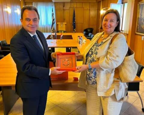 &Sigma;&upsilon;&nu;ά&nu;&tau;&eta;&sigma;&eta; &Gamma;&epsilon;&omega;&rho;&gamma;&alpha;&nu;&tau;ά &mu;&epsilon; &tau;&eta;&nu; &pi;&rho;&epsilon;&sigma;&beta;&epsilon;&upsilon;&tau;ή &tau;&eta;&sigmaf; &Omicron;&lambda;&lambda;&alpha;&nu;&delta;ί&alpha;&sigmaf;