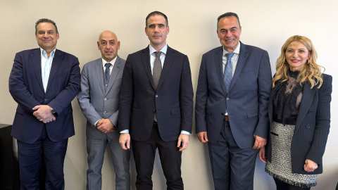 &Alpha;&pi;ό&lambda;&lambda;&omega;&nu; &Alpha;&Epsilon;, &tau;&omicron;&upsilon; &Omicron;&mu;ί&lambda;&omicron;&upsilon; &Epsilon;&pi;&iota;&chi;&epsilon;&iota;&rho;ή&sigma;&epsilon;&omega;&nu; &Sigma;&alpha;&rho;&alpha;&kappa;ά&kappa;&eta; &kappa;&alpha;&iota; DIN AGENTS: &Eta; &Sigma;&upsilon;&nu;&epsilon;&rho;&gamma;&alpha;&sigma;ί&alpha; &pi;&omicron;&upsilon; &alpha;&lambda;&lambda;ά&zeta;&epsilon;&iota; &tau;&alpha; &delta;&epsilon;&delta;&omicron;&mu;έ&nu;&alpha; &sigma;&tau;&eta;&nu; &Alpha;&sigma;&phi;&alpha;&lambda;&iota;&sigma;&tau;&iota;&kappa;ή &Alpha;&gamma;&omicron;&rho;ά