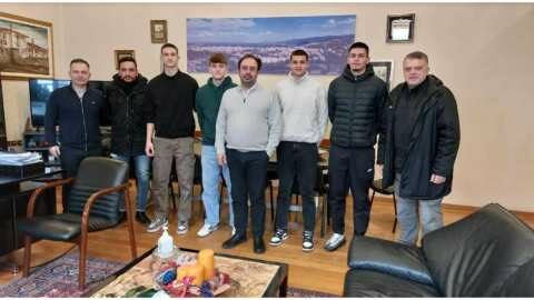 &Omicron;&iota; &delta;&iota;&alpha;&kappa;&rho;&iota;&theta;έ&nu;&tau;&epsilon;&sigmaf; &alpha;&theta;&lambda;&eta;&tau;έ&sigmaf; &kappa;&alpha;&iota; &pi;&rho;&omicron;&pi;&omicron;&nu;&eta;&tau;έ&sigmaf; &tau;&eta;&sigmaf; &Epsilon;&theta;&nu;&iota;&kappa;ή&sigmaf; &Omicron;&mu;ά&delta;&alpha;&sigmaf; Handball &sigma;&tau;&omicron;&nu; &Delta;ή&mu;&alpha;&rho;&chi;&omicron; &Beta;έ&rho;&omicron;&iota;&alpha;&sigmaf;