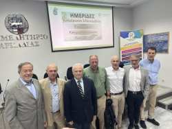 &Omicron; &Upsilon;&phi;AAT, &Gamma;&iota;ά&nu;&nu;&eta;&sigmaf; &Alpha;&nu;&delta;&rho;&iota;&alpha;&nu;ό&sigmaf; &sigma;&tau;&eta;&nu; &Eta;&mu;&epsilon;&rho;ί&delta;&alpha; &Epsilon;&nu;&eta;&mu;έ&rho;&omega;&sigma;&eta;&sigmaf; &Epsilon;&lambda;&alpha;&iota;&omicron;&tau;&rho;&iota;&beta;έ&omega;&nu; &kappa;&alpha;&iota; &Epsilon;&lambda;&alpha;&iota;&omicron;&pi;&alpha;&rho;&alpha;&gamma;&omega;&gamma;ώ&nu; &sigma;&tau;&eta;&nu; &Tau;&rho;ί&pi;&omicron;&lambda;&eta;