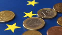 &Epsilon;&mu;&pi;ό&rho;&iota;&omicron; &Epsilon;&Epsilon;: &Eta; &kappa;&upsilon;&rho;&iota;&alpha;&rho;&chi;ί&alpha; &tau;&omicron;&upsilon; &epsilon;&upsilon;&rho;ώ &kappa;&alpha;&iota; &tau;&omicron;&upsilon; &delta;&omicron;&lambda;&alpha;&rho;ί&omicron;&upsilon; &alpha;&upsilon;&xi;ή&theta;&eta;&kappa;&epsilon;