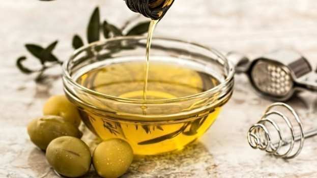 &Epsilon;&lambda;&alpha;&iota;ό&lambda;&alpha;&delta;&omicron; &kappa;&alpha;&iota; &Phi;έ&tau;&alpha;: &Omicron;&iota; &delta;ύ&omicron; &epsilon;&lambda;&lambda;&eta;&nu;&iota;&kappa;&omicron;ί &laquo;&pi;&rho;&epsilon;&sigma;&beta;&epsilon;&upsilon;&tau;έ&sigmaf;&raquo; &tau;&omega;&nu; 2,1 &delta;&iota;&sigma;. &epsilon;&upsilon;&rho;ώ - &Tau;&iota; &alpha;&lambda;&lambda;ά&zeta;&epsilon;&iota; &mu;&epsilon; &tau;&omicron; &Epsilon;&lambda;&alpha;&iota;&omicron;&kappa;&omicron;&mu;&iota;&kappa;ό &Mu;&eta;&tau;&rho;ώ&omicron;