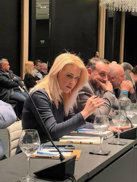 &Lambda;&iota;&nu;&alpha; &Tau;&omicron;&upsilon;&pi;&epsilon;&kappa;&tau;&sigma;&eta;: &laquo;&Epsilon;&lambda;&lambda;&eta;&nu;&omicron;&pi;&omicron;&iota;ή&sigma;&epsilon;&iota;&sigmaf; &Alpha;&gamma;&rho;&omicron;&tau;&iota;&kappa;ώ&nu; &Pi;&rho;&omicron;ϊό&nu;&tau;&omega;&nu;&raquo; Έ&nu;&alpha; &alpha;&pi;ό &tau;&alpha; &sigma;&omicron;&beta;&alpha;&rho;ό&tau;&epsilon;&rho;&alpha; &pi;&rho;&omicron;&beta;&lambda;ή&mu;&alpha;&tau;&alpha; &tau;&omicron;&upsilon; &pi;&rho;&omega;&tau;&omicron;&gamma;&epsilon;&nu;&omicron;ύ&sigmaf; &tau;&omicron;&mu;έ&alpha;