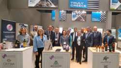 &Sigma;&upsilon;&mu;&mu;&epsilon;&tau;&omicron;&chi;ή &tau;&eta;&sigmaf; &Pi;&epsilon;&rho;&iota;&phi;έ&rho;&epsilon;&iota;&alpha;&sigmaf; &Kappa;&rho;ή&tau;&eta;&sigmaf; &sigma;&tau;&eta; &delta;&iota;&epsilon;&theta;&nu;ή έ&kappa;&theta;&epsilon;&sigma;&eta; &pi;&rho;&omicron;&iota;ό&nu;&tau;&omega;&nu; &laquo;ANUGA 2023&raquo;