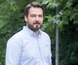 &Eta; &nu;έ&alpha; &gamma;&epsilon;&nu;&iota;ά &mu;&pi;&rho;&omicron;&sigma;&tau;ά&hellip;  &laquo;..&Pi;ώ&sigmaf; &nu;&alpha; &kappa;&rho;&upsilon;&phi;&tau;&epsilon;ί&sigmaf; &alpha;&pi;&rsquo; &tau;&alpha; &pi;&alpha;&iota;&delta;&iota;ά;     Έ&tau;&sigma;&iota; &kappa;&iota; &alpha;&lambda;&lambda;&iota;ώ&sigmaf; &tau;&alpha; &xi;έ&rho;&omicron;&upsilon;&nu; ό&lambda;&alpha;&hellip;.&raquo;