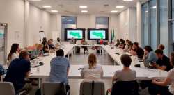 &Eta; &Pi;&epsilon;&rho;&iota;&phi;έ&rho;&epsilon;&iota;&alpha; &Kappa;. &Mu;&alpha;&kappa;&epsilon;&delta;&omicron;&nu;ί&alpha;&sigmaf; &sigma;&tau;&eta;&nu; &tau;&rho;ί&tau;&eta; &delta;&iota;&alpha;&pi;&epsilon;&rho;&iota;&phi;&epsilon;&rho;&epsilon;&iota;&alpha;&kappa;ή &epsilon;&pi;ί&sigma;&kappa;&epsilon;&psi;&eta; &mu;&epsilon;&lambda;έ&tau;&eta;&sigmaf; &tau;&omicron;&upsilon; έ&rho;&gamma;&omicron;&upsilon; REFOCUS &gamma;&iota;&alpha; &tau;&eta; &beta;&iota;ώ&sigma;&iota;&mu;&eta; &kappa;&iota;&nu;&eta;&tau;&iota;&kappa;ό&tau;&eta;&tau;&alpha;