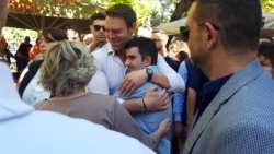 &Kappa;&alpha;&sigma;&sigma;&epsilon;&lambda;ά&kappa;&eta;&sigmaf; &pi;&rho;&omicron;&sigmaf; &tau;&omicron;&upsilon;&sigmaf; &alpha;&gamma;&rho;ό&tau;&epsilon;&sigmaf; &sigma;&tau;&eta;&nu; &Alpha;&lambda;&epsilon;&xi;ά&nu;&delta;&rho;&epsilon;&iota;&alpha;: "&Epsilon;&gamma;ώ &xi;έ&rho;&omega; &tau;&iota; &tau;&rho;&alpha;&beta;ά&tau;&epsilon;. &Theta;&alpha; έ&chi;&epsilon;&tau;&epsilon; ά&mu;&epsilon;&sigma;&eta; &epsilon;&pi;&alpha;&phi;ή &mu;&epsilon; &tau;&eta;&nu; &eta;&gamma;&epsilon;&sigma;ί&alpha; &tau;&omicron;&upsilon; &kappa;ό&mu;&mu;&alpha;&tau;&omicron;&sigmaf;"