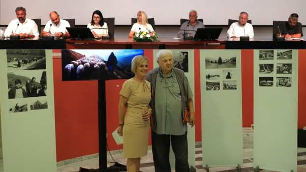 &Lambda;&iota;&beta;ά&delta;&iota;, &kappa;&omicron;&pi;ά&delta;&iota;, ά&nu;&theta;&rho;&omega;&pi;&omicron;&sigmaf;: &mu;&iota;&alpha; &sigma;&chi;έ&sigma;&eta; &zeta;&omega;ή&sigmaf;