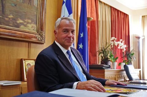 &Epsilon;&pi;&iota;&pi;&lambda;έ&omicron;&nu; 13 &epsilon;&kappa;&alpha;&tau;&omicron;&mu;&mu;ύ&rho;&iota;&alpha; &epsilon;&upsilon;&rho;ώ &alpha;&pi;ό &tau;&omicron;&nu; &Upsilon;&pi;&Alpha;&Alpha;&Tau;, &Mu;. &Beta;&omicron;&rho;ί&delta;&eta; &sigma;&tau;&eta;&nu; &Epsilon;&xi;&iota;&sigma;&omega;&tau;&iota;&kappa;ή &Alpha;&pi;&omicron;&zeta;&eta;&mu;ί&omega;&sigma;&eta;