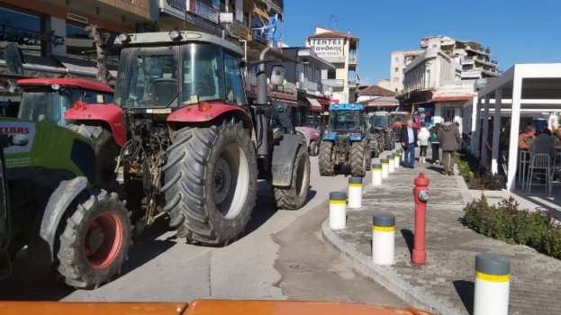 &Tau;&alpha; &tau;&rho;&alpha;&kappa;&tau;έ&rho; &sigma;&tau;&eta;&nu; &pi;&lambda;&alpha;&tau;&epsilon;ί&alpha; &beta;&gamma;ά&zeta;&omicron;&upsilon;&nu; &omicron;&iota; &alpha;&gamma;&rho;ό&tau;&epsilon;&sigmaf; &tau;&omicron;&upsilon; &Tau;&upsilon;&rho;&nu;ά&beta;&omicron;&upsilon; - &Tau;&iota; &zeta;&eta;&tau;&omicron;ύ&nu; &alpha;&pi;ό &tau;&eta;&nu; &pi;&omicron;&lambda;&iota;&tau;&epsilon;ί&alpha;
