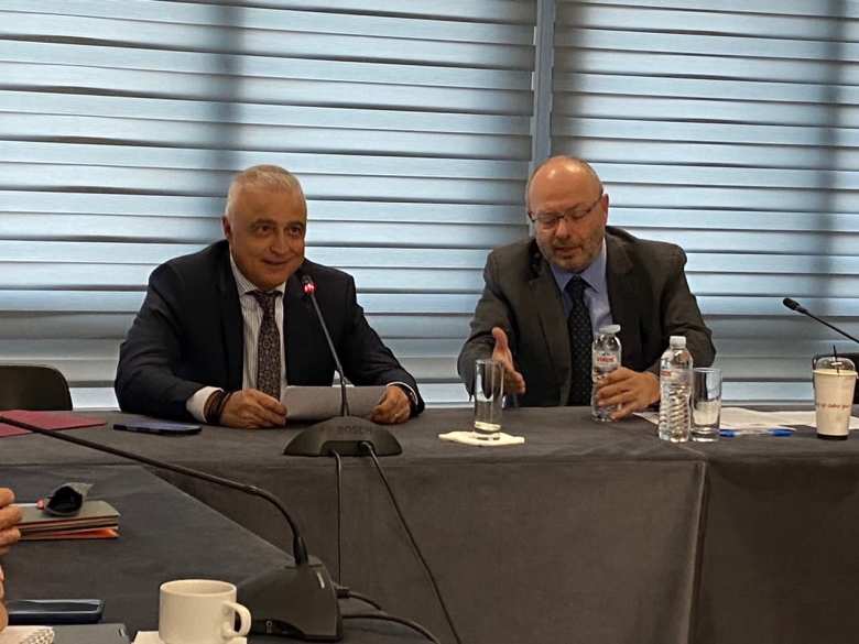 &Lambda;ά&zeta;&alpha;&rho;&omicron;&sigmaf; &Tau;&sigma;&alpha;&beta;&delta;&alpha;&rho;ί&delta;&eta;&sigmaf;: &laquo;&Sigma;&tau;&omicron; &epsilon;&pi;ί&kappa;&epsilon;&nu;&tau;&rho;&omicron; &tau;&eta;&sigmaf; &alpha;&nu;&alpha;&pi;&tau;&upsilon;&xi;&iota;&alpha;&kappa;ή&sigmaf; &mu;&alpha;&sigmaf; &sigma;&tau;&rho;&alpha;&tau;&eta;&gamma;&iota;&kappa;ή&sigmaf; &eta; &sigma;&tau;ή&rho;&iota;&xi;&eta; &tau;&eta;&sigmaf; &epsilon;&lambda;&lambda;&eta;&nu;&iota;&kappa;ή&sigmaf; &beta;&iota;&omicron;&mu;&eta;&chi;&alpha;&nu;ί&alpha;&sigmaf;&raquo;