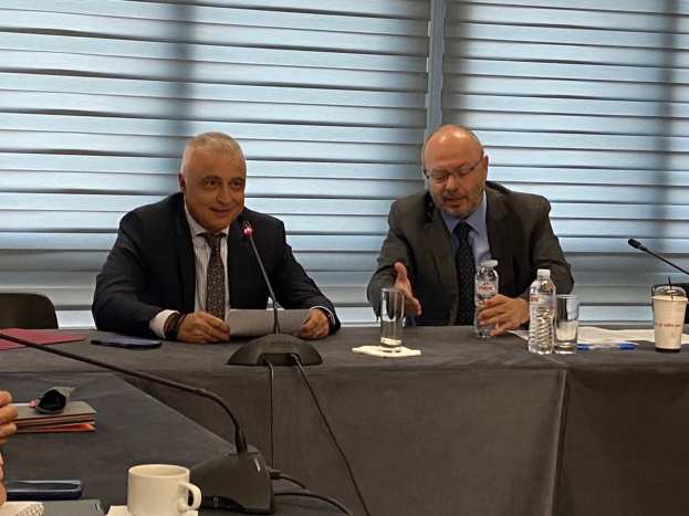 &Lambda;ά&zeta;&alpha;&rho;&omicron;&sigmaf; &Tau;&sigma;&alpha;&beta;&delta;&alpha;&rho;ί&delta;&eta;&sigmaf;: &laquo;&Sigma;&tau;&omicron; &epsilon;&pi;ί&kappa;&epsilon;&nu;&tau;&rho;&omicron; &tau;&eta;&sigmaf; &alpha;&nu;&alpha;&pi;&tau;&upsilon;&xi;&iota;&alpha;&kappa;ή&sigmaf; &mu;&alpha;&sigmaf; &sigma;&tau;&rho;&alpha;&tau;&eta;&gamma;&iota;&kappa;ή&sigmaf; &eta; &sigma;&tau;ή&rho;&iota;&xi;&eta; &tau;&eta;&sigmaf; &epsilon;&lambda;&lambda;&eta;&nu;&iota;&kappa;ή&sigmaf; &beta;&iota;&omicron;&mu;&eta;&chi;&alpha;&nu;ί&alpha;&sigmaf;&raquo;