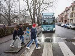 &Eta; Volvo Trucks &pi;&alpha;&rho;&omicron;&upsilon;&sigma;&iota;ά&zeta;&epsilon;&iota; &nu;έ&alpha; &upsilon;&pi;&eta;&rho;&epsilon;&sigma;ί&alpha; &alpha;&upsilon;&tau;ό&mu;&alpha;&tau;&omicron;&upsilon; &pi;&epsilon;&rho;&iota;&omicron;&rho;&iota;&sigma;&mu;&omicron;ύ &tau;&alpha;&chi;ύ&tau;&eta;&tau;&alpha;&sigmaf; &gamma;&iota;&alpha; &epsilon;&nu;ί&sigma;&chi;&upsilon;&sigma;&eta; &tau;&eta;&sigmaf; &omicron;&delta;&iota;&kappa;ή&sigmaf; &alpha;&sigma;&phi;ά&lambda;&epsilon;&iota;&alpha;&sigmaf;