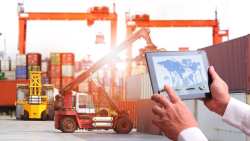 &Epsilon;&mu;&pi;ό&rho;&iota;&omicron; &Epsilon;&Epsilon;-&Rho;&omega;&sigma;ί&alpha;&sigmaf;: &alpha;&pi;ό έ&lambda;&lambda;&epsilon;&iota;&mu;&mu;&alpha; &sigma;&epsilon; &pi;&lambda;&epsilon;ό&nu;&alpha;&sigma;&mu;&alpha; 0,2 &delta;&iota;&sigma;. &epsilon;&upsilon;&rho;ώ