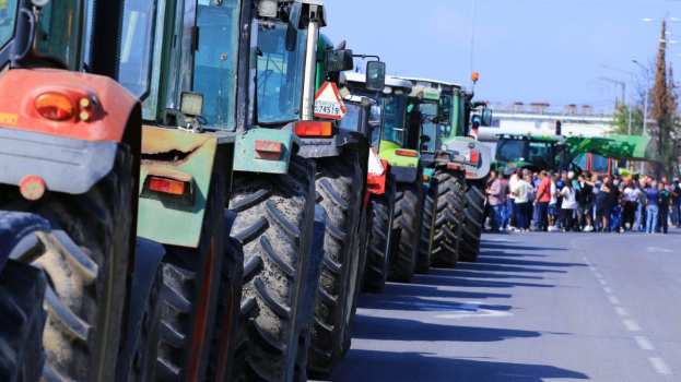 &Theta;&epsilon;&sigma;&sigma;&alpha;&lambda;ί&alpha;: &Omicron;&iota; &pi;&lambda;&eta;&mu;&mu;&upsilon;&rho;&omicron;&pi;&alpha;&theta;&epsilon;ί&sigmaf; &alpha;&gamma;&rho;ό&tau;&epsilon;&sigmaf; &beta;&gamma;ά&zeta;&omicron;&upsilon;&nu; &tau;&alpha; &tau;&rho;&alpha;&kappa;&tau;έ&rho; &sigma;&tau;&omicron;&nu; &kappa;ό&mu;&beta;&omicron; &Pi;&lambda;&alpha;&tau;&upsilon;&kappa;ά&mu;&pi;&omicron;&upsilon;