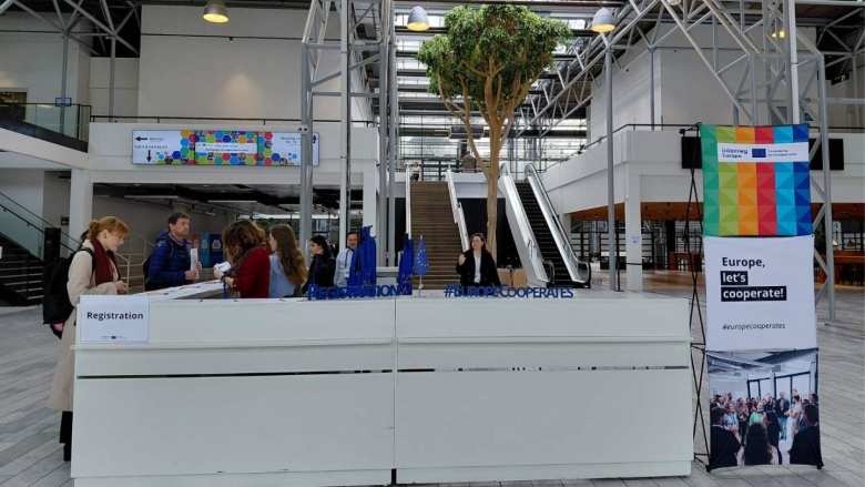 &Eta; &Pi;&epsilon;&rho;&iota;&phi;έ&rho;&epsilon;&iota;&alpha; &Kappa;&epsilon;&nu;&tau;&rho;&iota;&kappa;ή&sigmaf; &Mu;&alpha;&kappa;&epsilon;&delta;&omicron;&nu;ί&alpha;&sigmaf; &sigma;&epsilon; &epsilon;&upsilon;&rho;&omega;&pi;&alpha;ϊ&kappa;ό forum &sigma;&upsilon;&nu;&epsilon;&rho;&gamma;&alpha;&sigma;ί&alpha;&sigmaf; &tau;&omicron;&upsilon; &Pi;&rho;&omicron;&gamma;&rho;ά&mu;&mu;&alpha;&tau;&omicron;&sigmaf; Interreg Europe