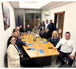 &Beta;έ&rho;&omicron;&iota;&alpha;: &Pi;&rho;&alpha;&gamma;&mu;&alpha;&tau;&omicron;&pi;&omicron;&iota;ή&theta;&eta;&kappa;&epsilon; &eta; &pi;&rho;ώ&tau;&eta; &kappa;&omicron;&iota;&nu;ή &sigma;&upsilon;&nu;&epsilon;&delta;&rho;ί&alpha;&sigma;&eta;&nbsp;&tau;&omega;&nu; &kappa;&omicron;&mu;&mu;&alpha;&tau;&iota;&kappa;ώ&nu; &omicron;&rho;&gamma;ά&nu;&omega;&nu; &tau;&eta;&sigmaf; &Nu;έ&alpha;&sigmaf; &Delta;&eta;&mu;&omicron;&kappa;&rho;&alpha;&tau;ί&alpha;&sigmaf; &Eta;&mu;&alpha;&theta;ί&alpha;&sigmaf;