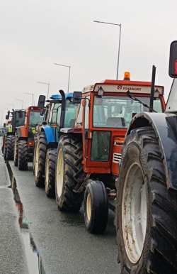 &Sigma;&upsilon;&mu;&beta;&alpha;ί&nu;&epsilon;&iota; &tau;ώ&rho;&alpha;: &Sigma;&epsilon; &epsilon;&xi;έ&lambda;&iota;&xi;&eta; &eta; &sigma;&upsilon;&nu;ά&nu;&tau;&eta;&sigma;&eta; &alpha;&gamma;&rho;&omicron;&tau;ώ&nu; &mu;&epsilon; &tau;&omicron;&nu; &pi;&rho;&omega;&theta;&upsilon;&pi;&omicron;&upsilon;&rho;&gamma;ό