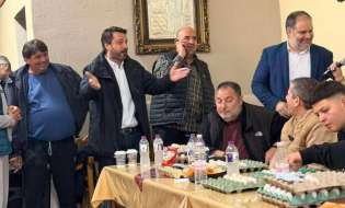 Στα Λευκάδια για το πασχαλινό έθιμο των αυγομαχιών ο Τάσος Μπαρτζώκας