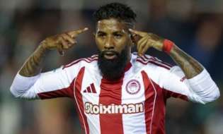 Ο Ολυμπιακός πήρε το ντέρμπι και παρέμεινε στο κυνήγι του τίτλου